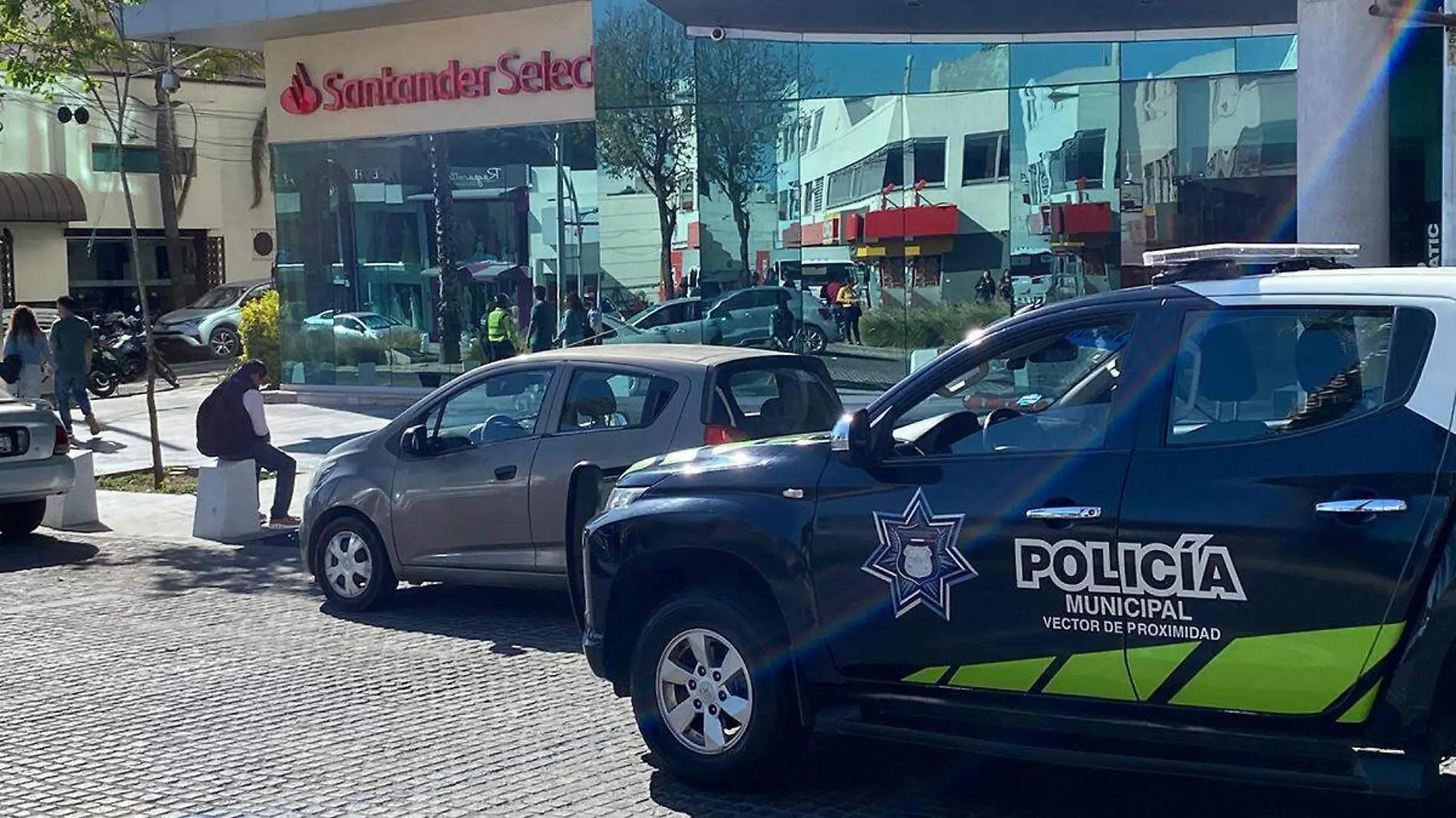 Cuatro sujetos irrumpieron con armas de fuego al banco Santander de la colonia La Paz